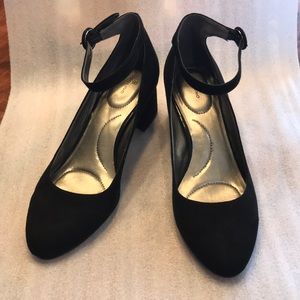 Bandolino Black suede ankle strap pump